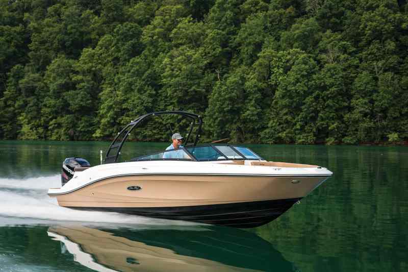 Sea Ray 230 running shot