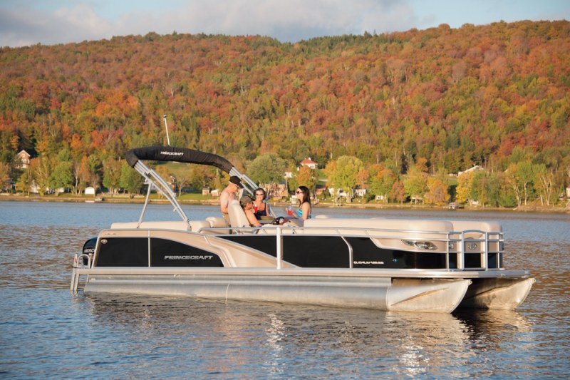 Princecraft Quorum 25 SE LOA: 25'8"
Beam: 8'6"
Dry Weight: 2,361 lb. (without engine)
Seating/Weight Capacity: 12/1,672 lb.
Fuel Capacity: 32 gal.