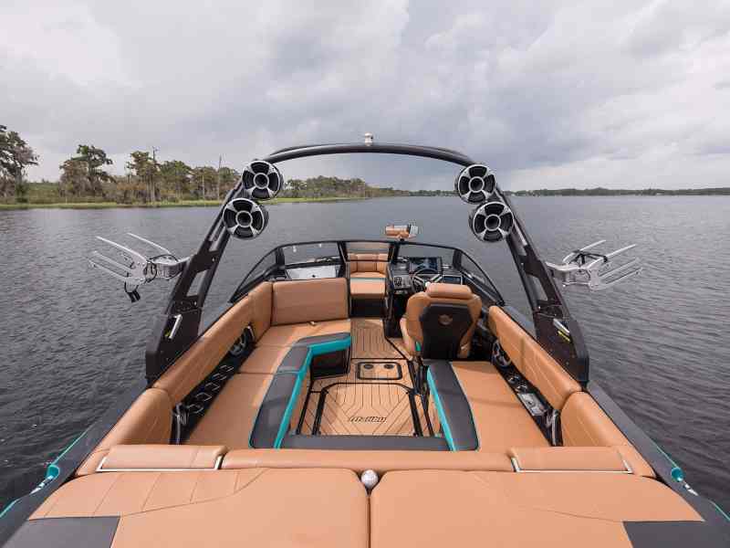 Malibu 22 LSV cockpit seating