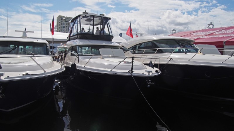 Tiara F44