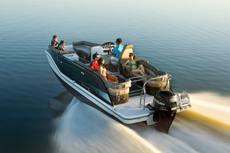 Bayliner struck gold with its 2013 launch of the Element, an economical, spacious and practical runabout that appeals to first-time boaters. Last year Bayliner came out with the XL version, which upped the standard horsepower from 60 to 90 and the length overall from 16 feet to 18 feet. Now, the company is applying the Element's signature M-Hull to a whole new concept, the new Element XR7 — a fiberglass boat with the space and stability of a pontoon boat. Bayliner Element XR7 Review