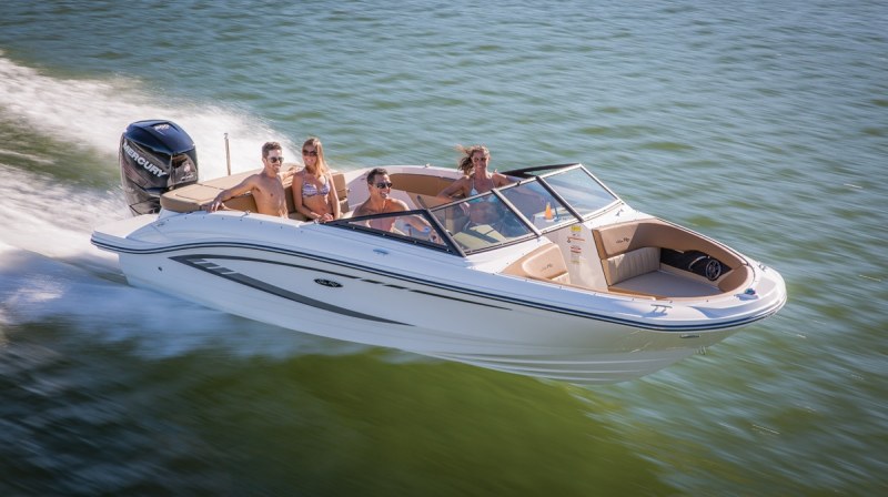 LOA: 21'6"
Beam: 8'6"
Dry Weight: 3,400 lb.
Seating Capacity: 12
Fuel Capacity: 40 gal. More Information: searay.com