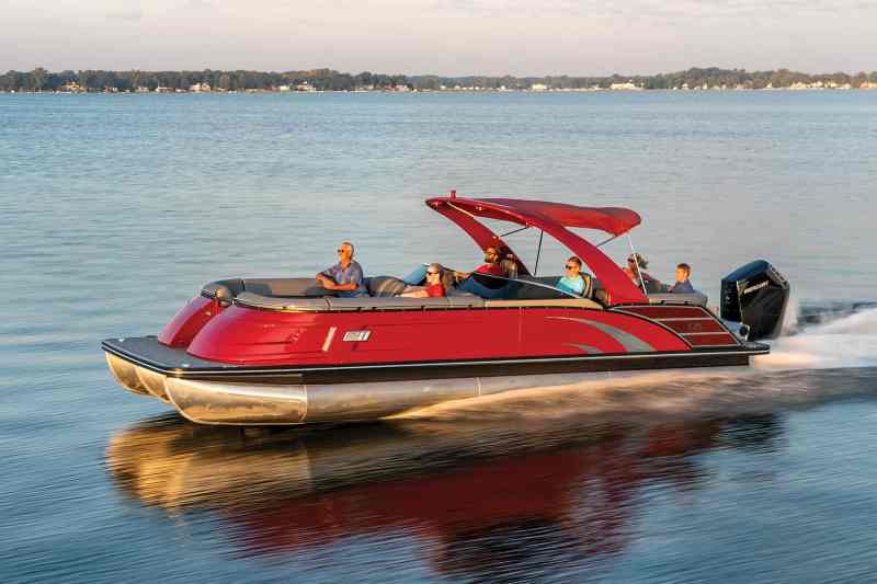 Bennington QX28 Wide-Beam Fastback running fast