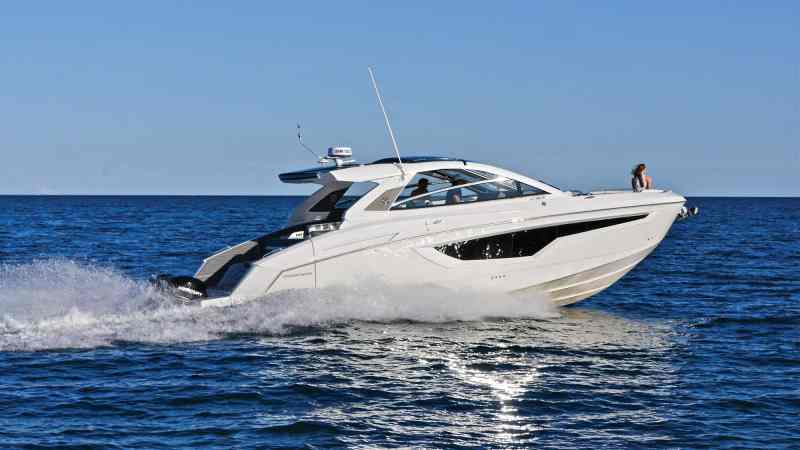 Cruisers 42GLS Outboard running