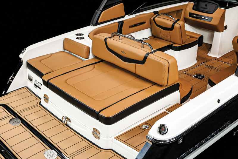 Chaparral 247 SSX aft platform seating