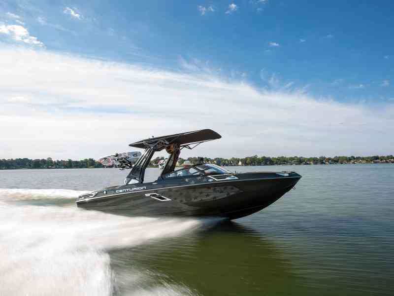 BTGWKB0522-VLP-Centurion Centurion wake boat running on the lake