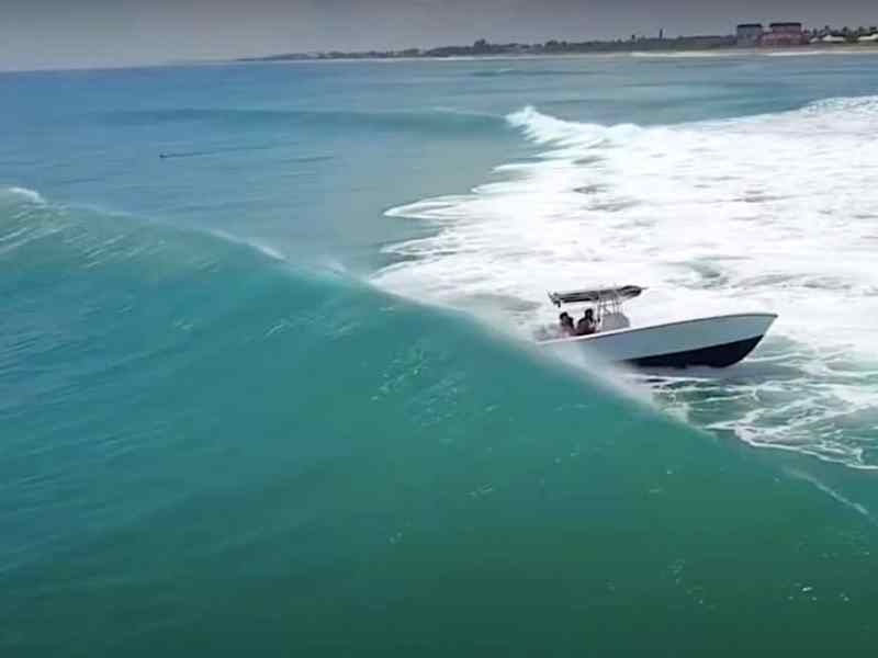 BTG0622-Jet-ski-heroes-2b Boat foundering in surf