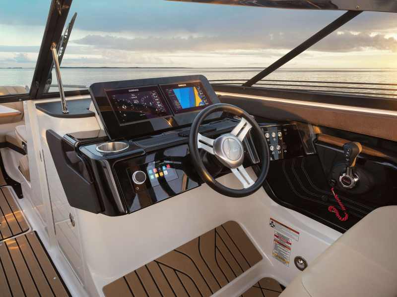 Sea Ray SLX 260 Outboard helm