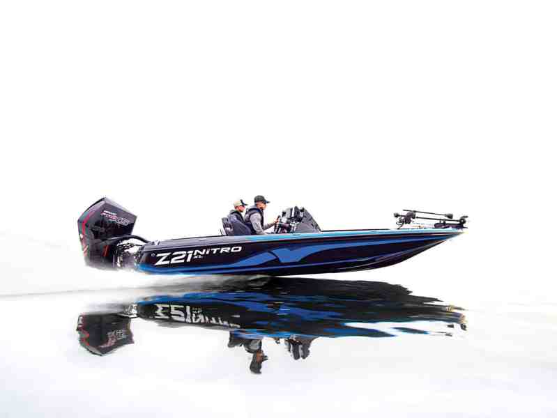 BTGFW22P-NITRO-Z21-XL-06 Nitro Z21 XL flying on the lake