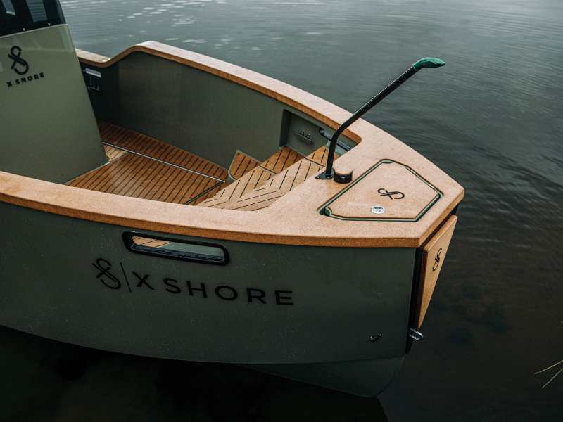X Shore Eelex 8000 bow