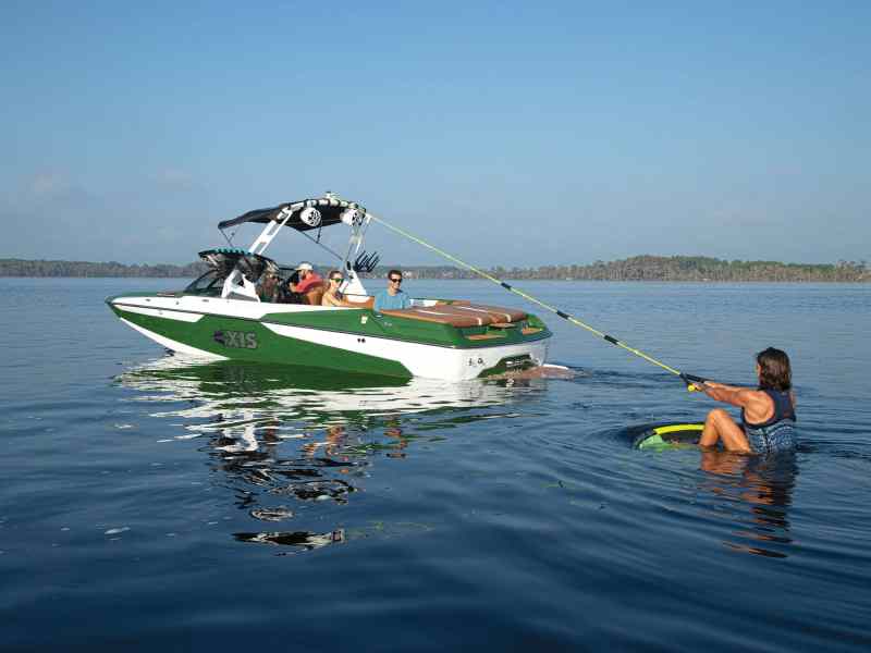 Pulling a wakesurfer