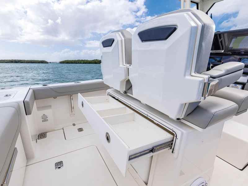 Pursuit S 248 Sport tackle station
