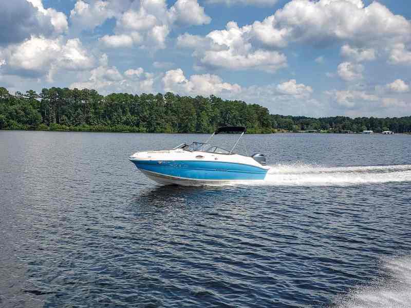 Stingray 211DC on the lake