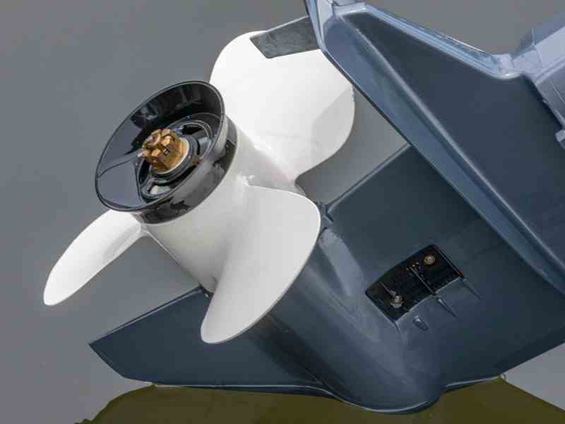 Propeller with large, flat blades