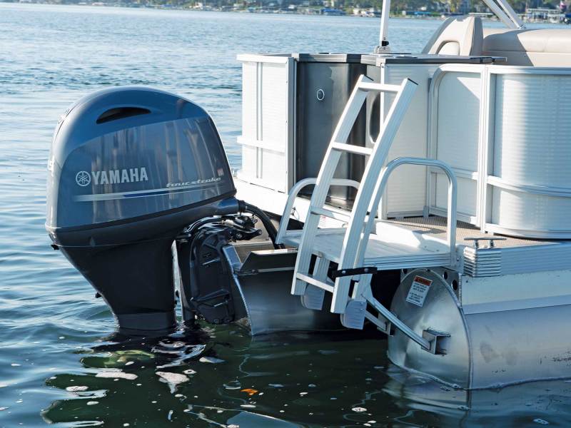 Bennington 20 SF-SPS boarding platform