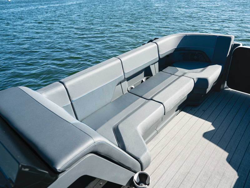 Manitou Explore 24 MAX bow seating