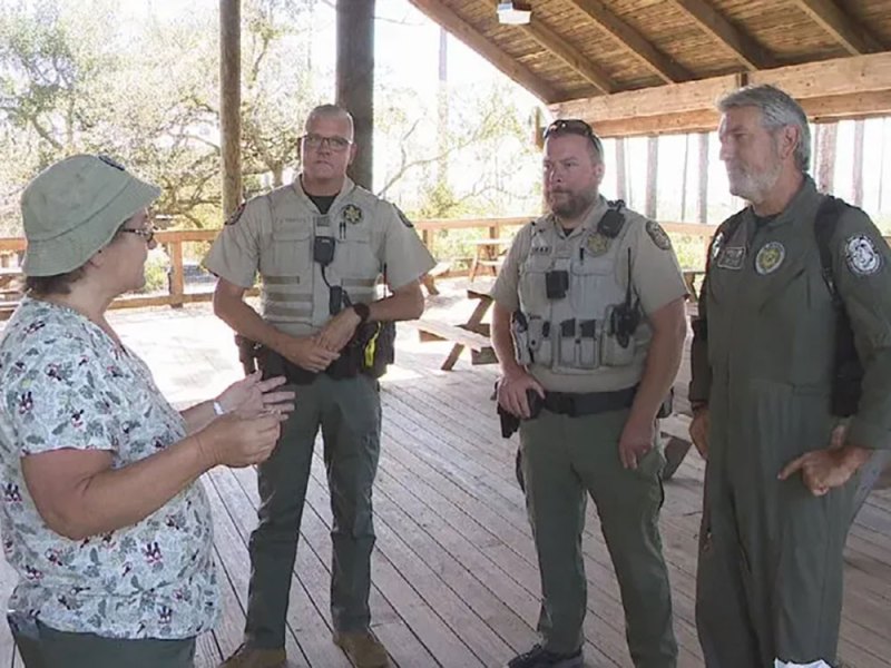 BSM524-HendricksFWC2 DeNell with FWC officers