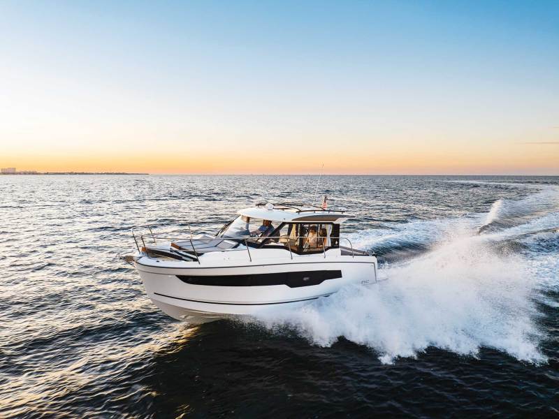 Jeanneau NC 895 cruising