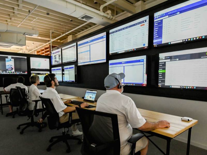 BMG924-Boatfix Boat Fix staff monitoring