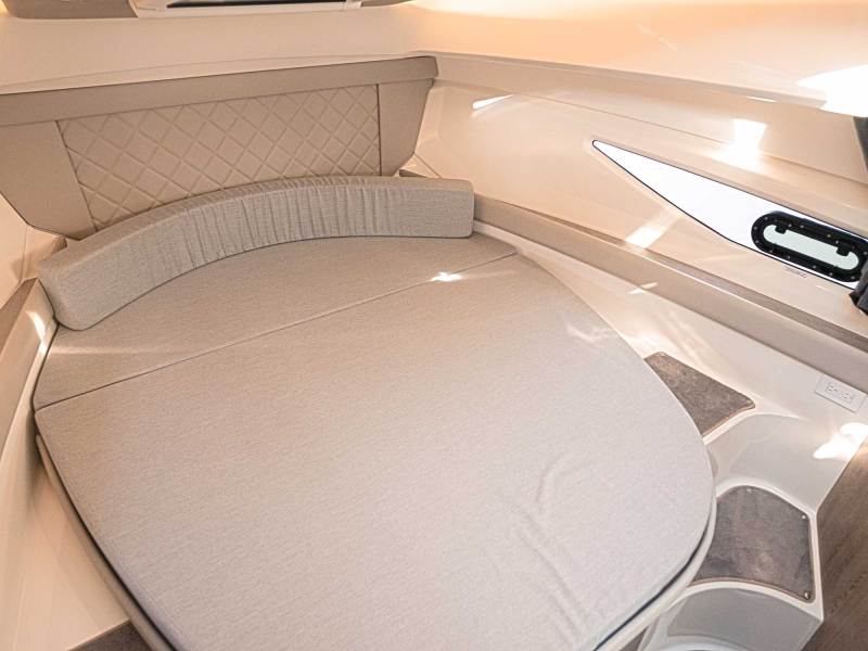 Bayliner Trophy T29 Explorer cabin