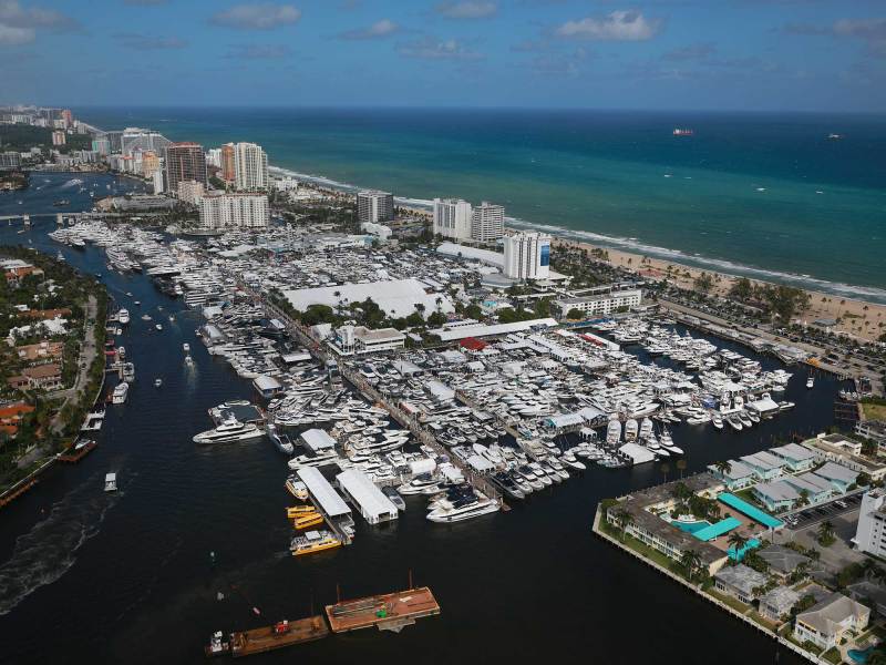 BTG1024-FLIBS-Elex-Intro Boats at docks in Fort Lauderdale