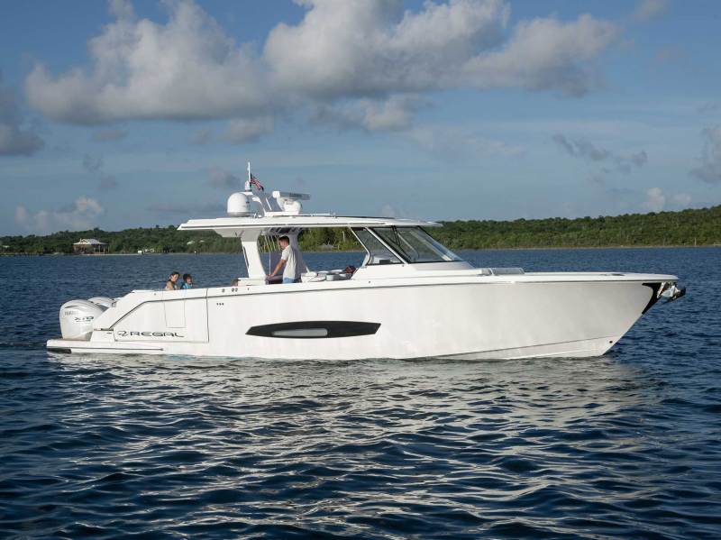 BTG1024-Regal-43sav Regal 43 SAV on the water