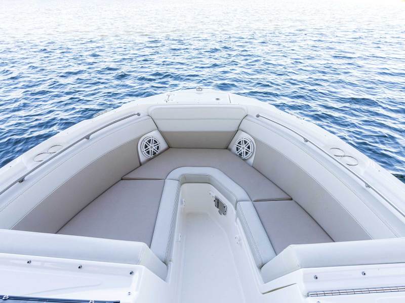 Boston Whaler 210 Vantage bow seating
