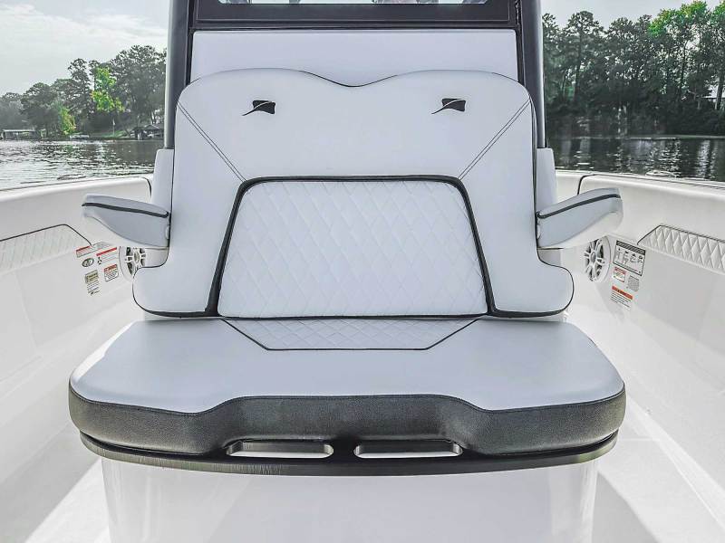 Stingray 253CC forward console seating