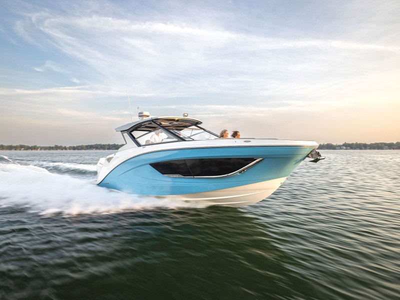 BTG125-Hurricane-SunDeck-3200-1 Hurricane SunDeck 3200 OB out on the lake
