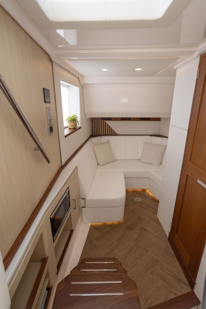 Regal 43 SAV cabin