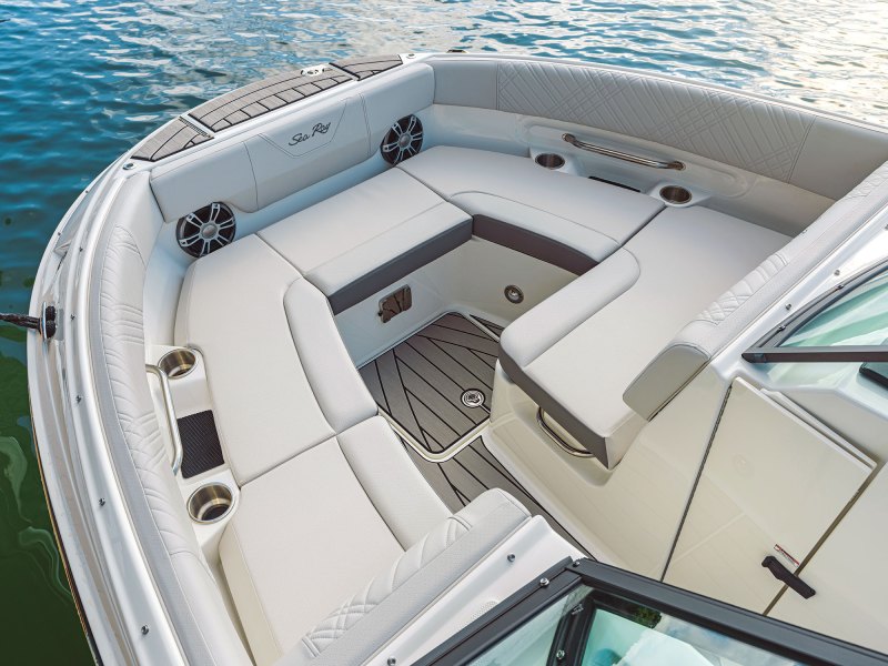 Sea Ray SDX 250 OB bow seating
