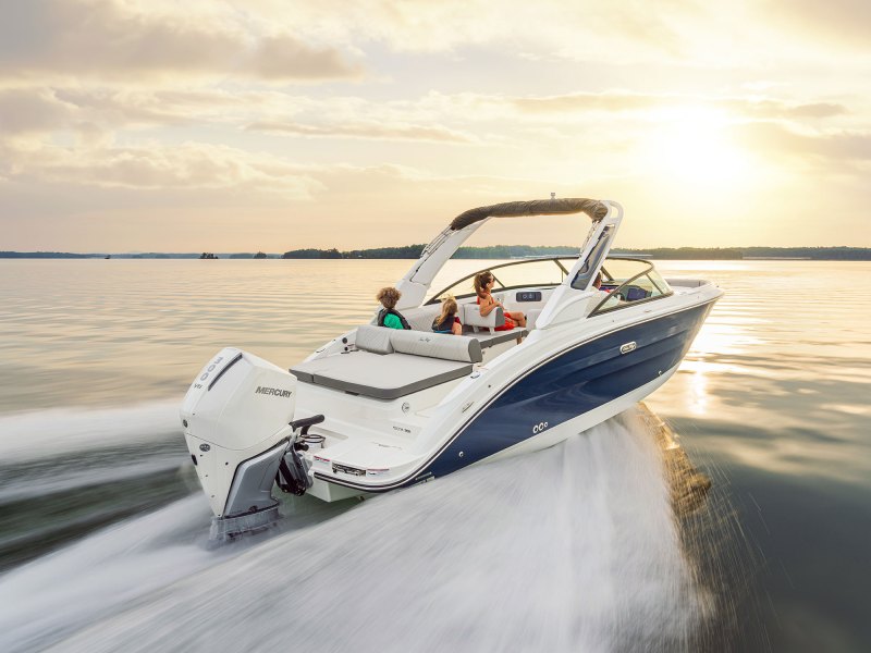 Sea Ray SDX 250 OB aft sunpad