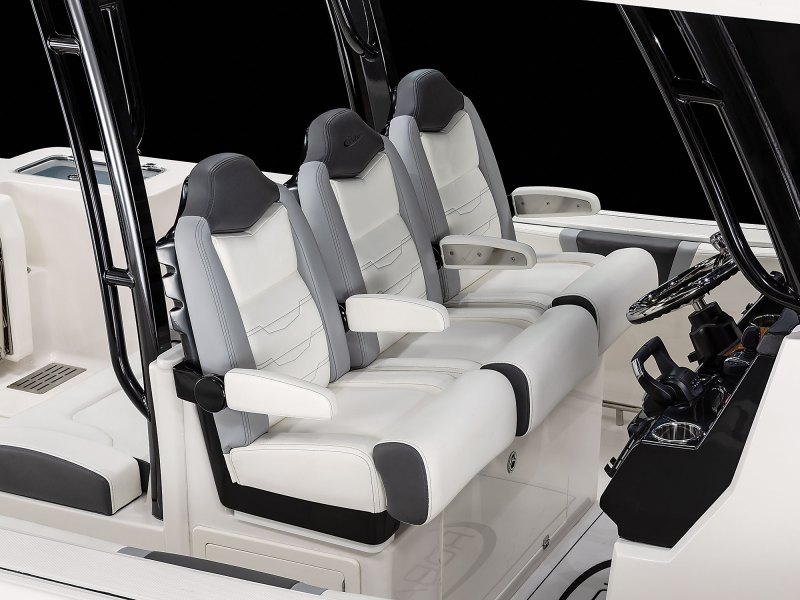 Robalo R300 helm seating