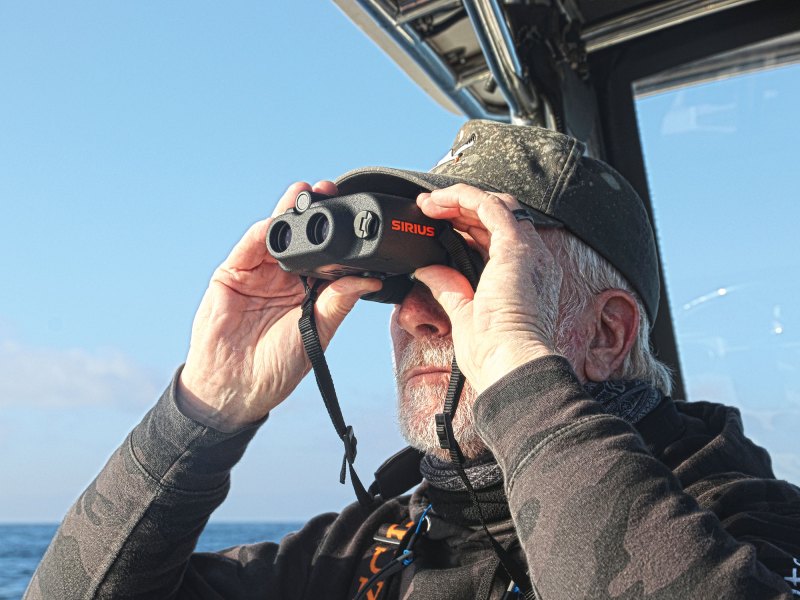 BTG525-ELC-Binoculars Boater using stabilized binocs