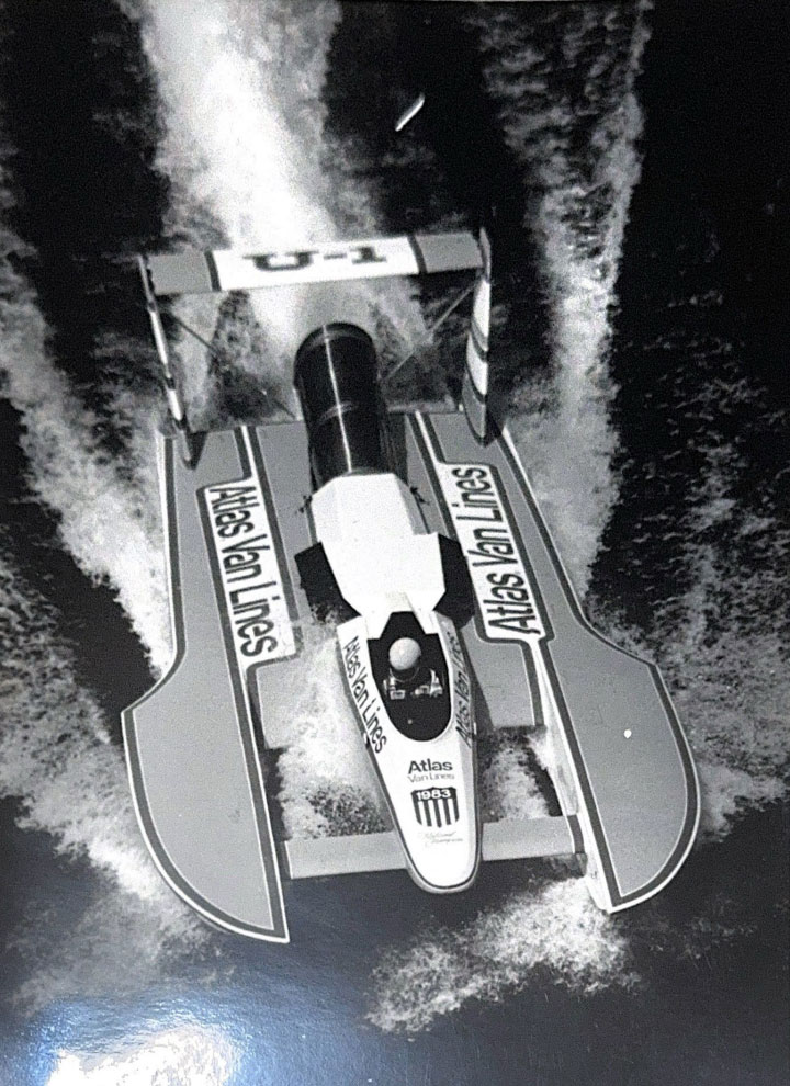 Hydroplane in a race