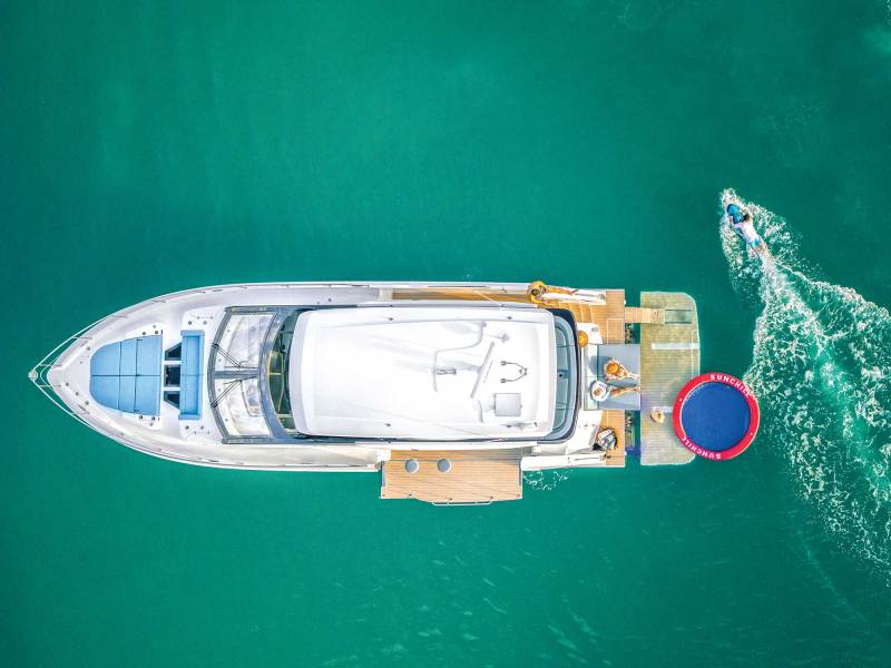 Cruisers Yachts 57 Fly overhead