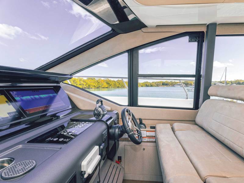 Cruisers Yachts 57 Fly helm
