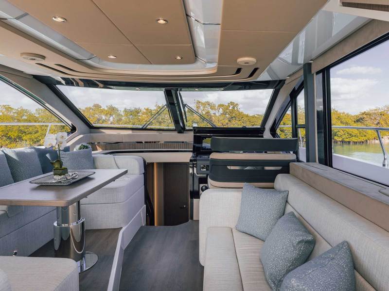 Cruisers Yachts 57 Fly salon