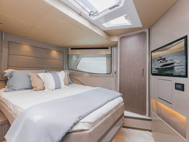 Cruisers Yachts 57 Fly cabin