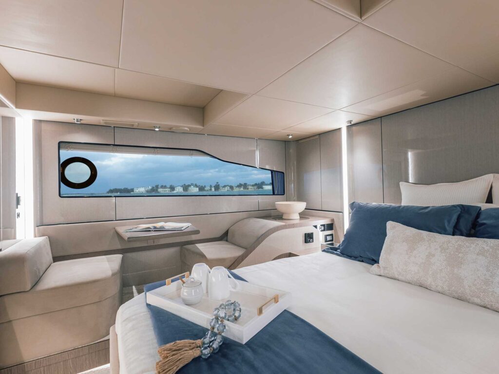 Cruisers Yachts 57 Fly cabin