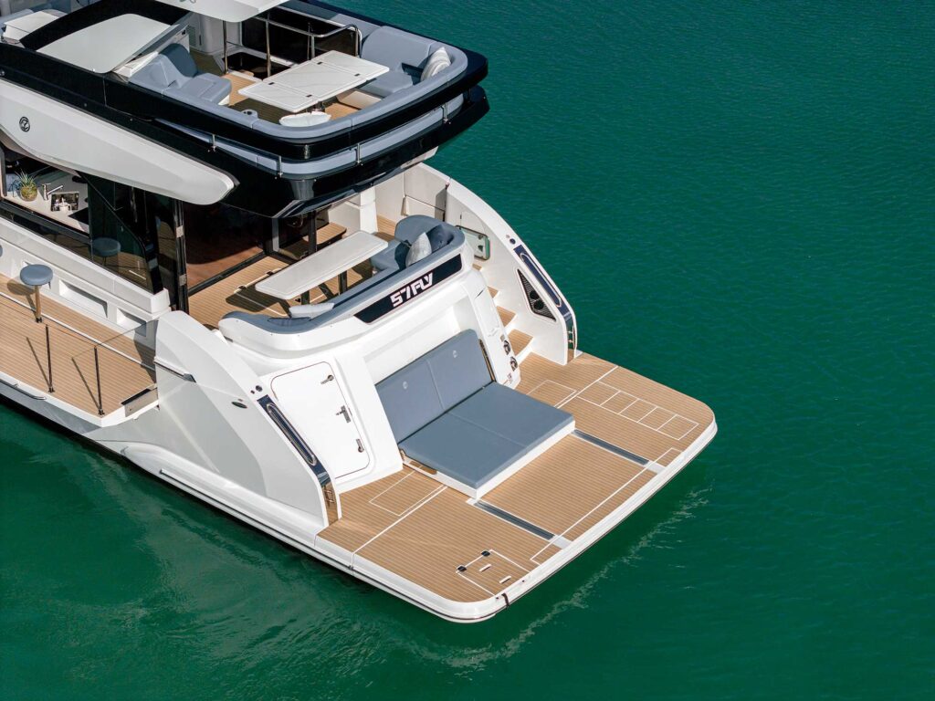 Cruisers Yachts 57 Fly aft sunpad