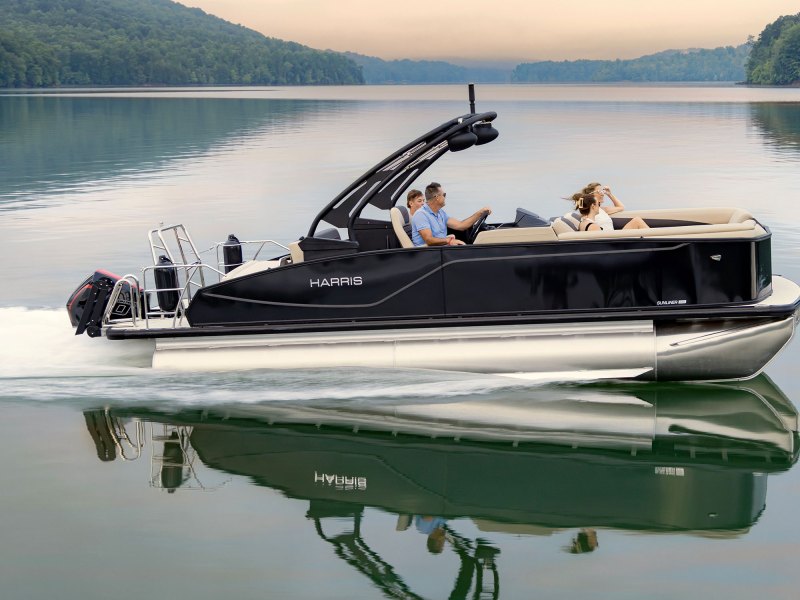 Harris Boats Sunliner Sport 230 Sport on the lake
