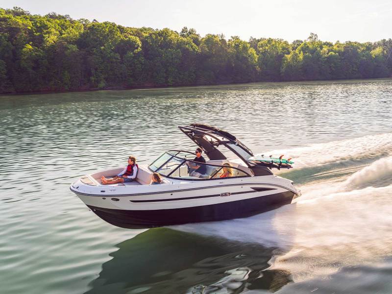 Sea Ray SDX 230 on the lake