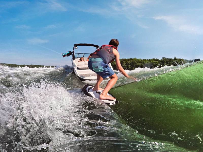 Sea Ray SDX 230 wakesurfing