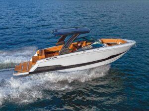 Chaparral SSX 8 running on the lake