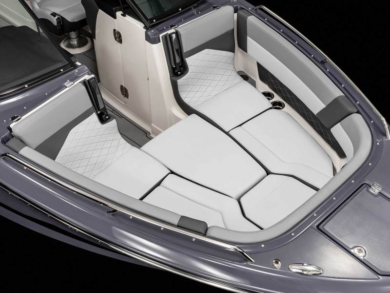 Chaparral SSX 8 bow seating