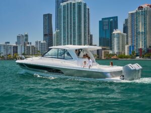 Intrepid Powerboats 50 Evolution running