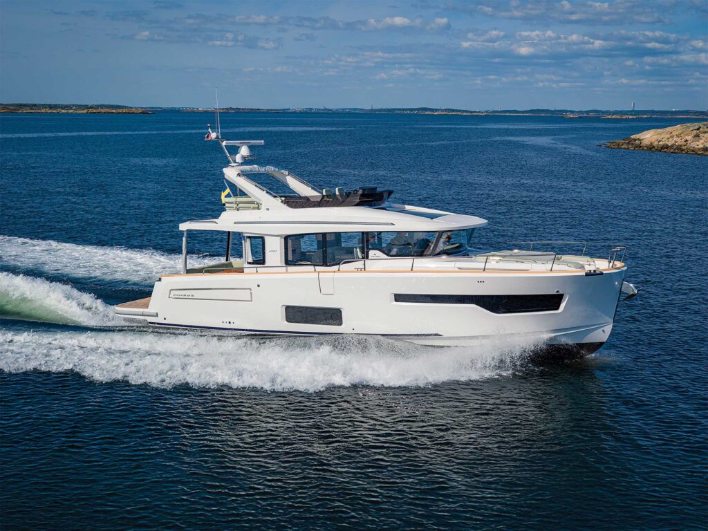Nimbus 495 Flybridge running