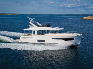 Nimbus 495 Flybridge running