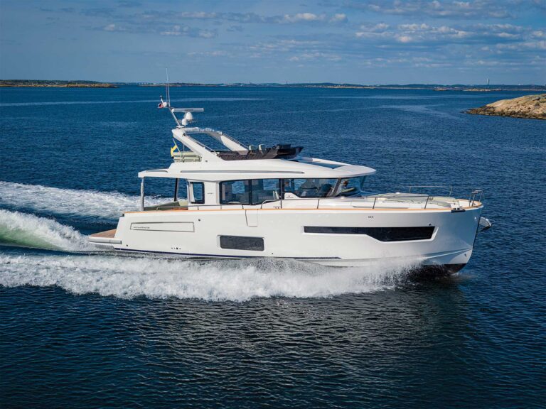 Nimbus 495 Flybridge running